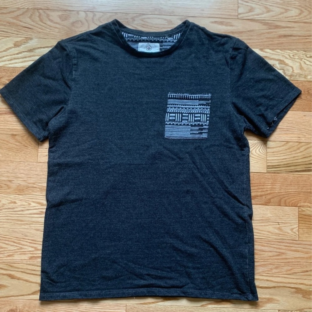 Men’s Aztec pocket design t shirt